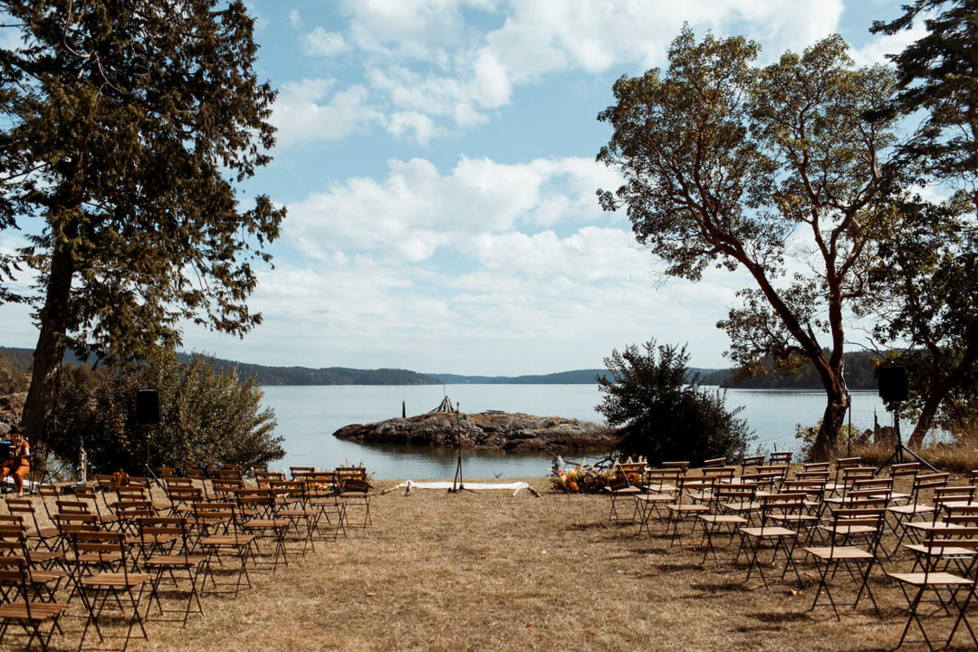 wood_and_metal_folding_chairs_set_for_wedding_ceremony